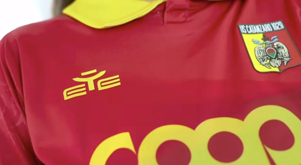 copertina-articolo-catanzaro-pronta-nuova-maglia-home-eye-sport-antonio-pileggi-26-27-versione-corretta